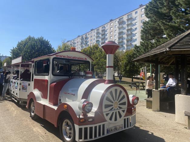 [Une balade en train pour renforcer les liens et l’écoute des locataires de Plaisance]